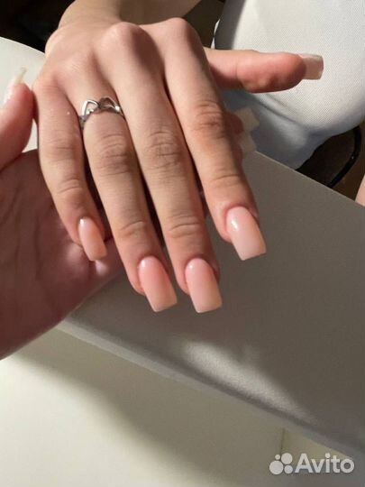 Модель на маникюр