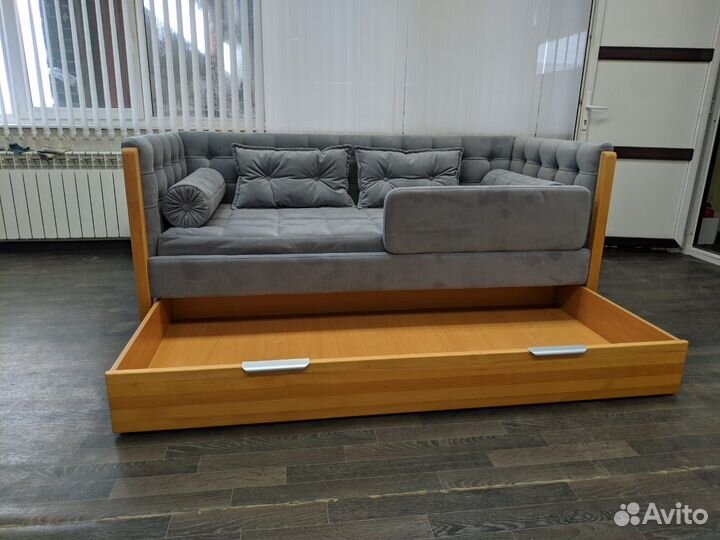 Детская кровать из массива с мягкими бориками