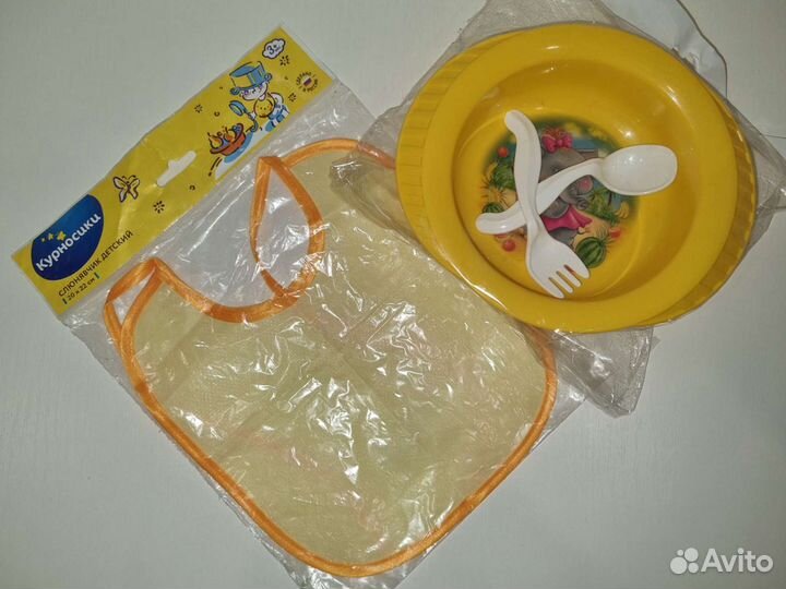 Детская посуда и слюнявчик