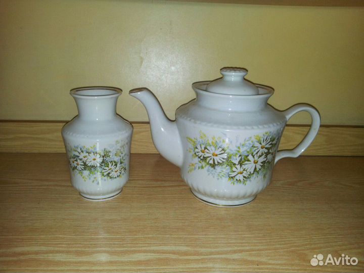 Новый большой чайник-заварник и маленькая ваза