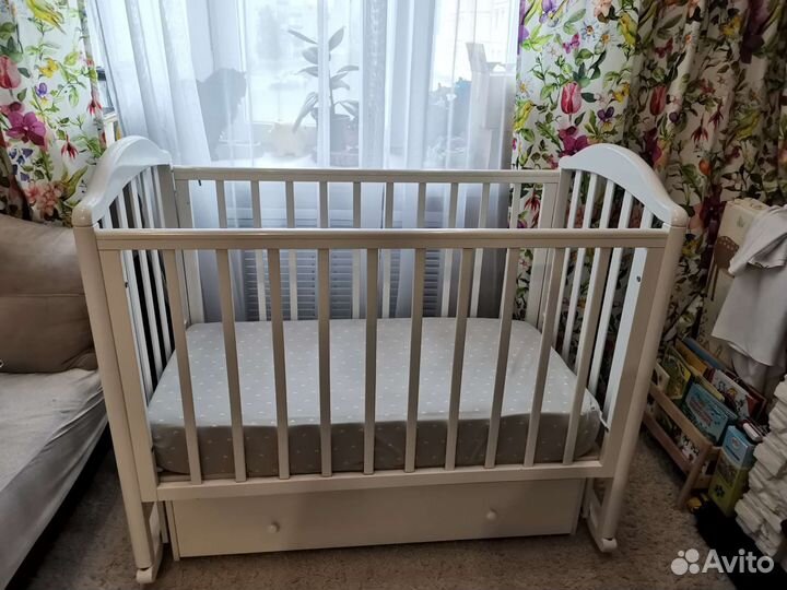 Детская кроватка с маятником