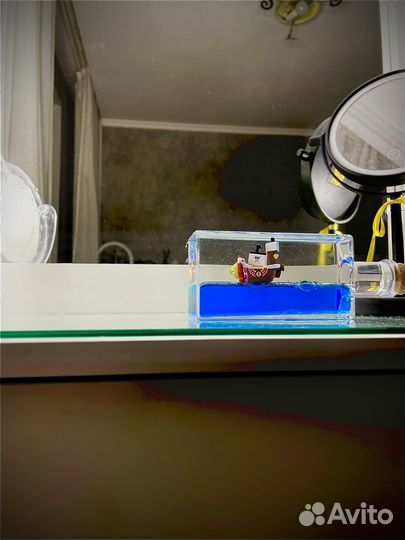 Корабль в жидкости, в стиле Ван Пис