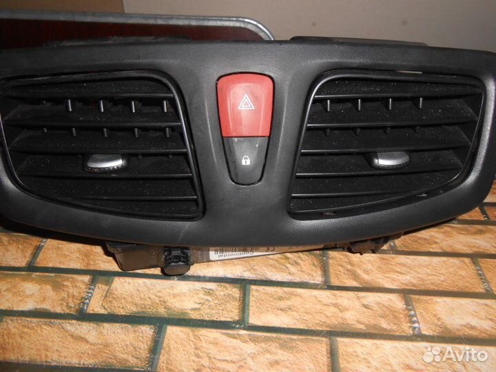 Воздуховод,аварийная кнопка флюенс меган3