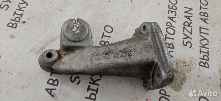 Кронштейн двигателя правый Mercedes-Benz W123