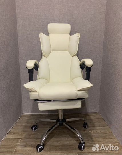 Компьютерное офисное кресло с подножкой