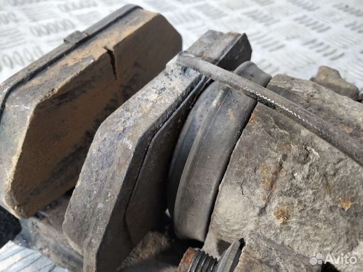 Суппорт передний левый Golf IV