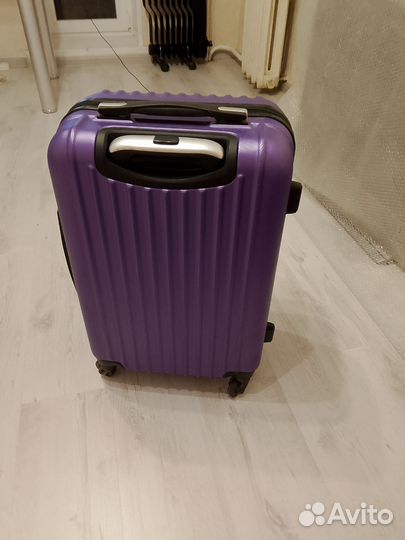 Чемодан на колесах размер m
