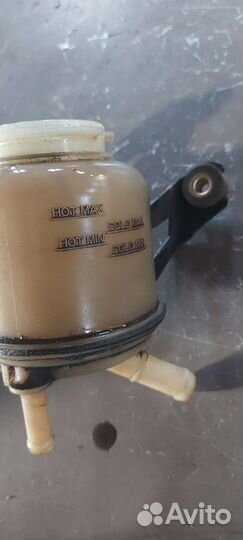 Бачок гидроусилителя на Nissan Skyline v35