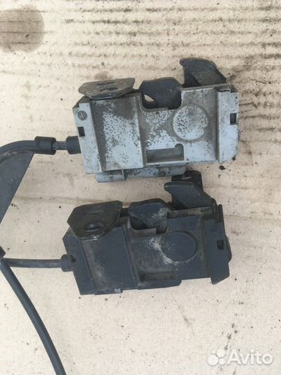 Замок капота правый / левый