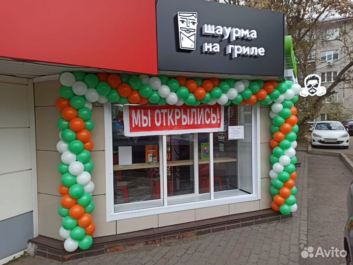 Арка из воздушных шаров на вход в магазин