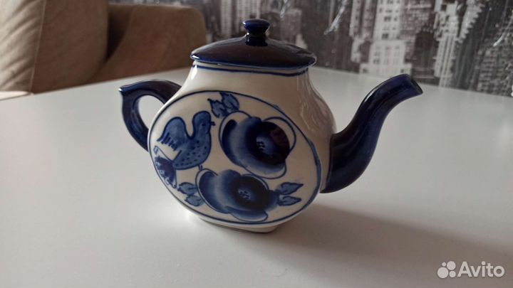 Гжель. Фарфоровый чайник