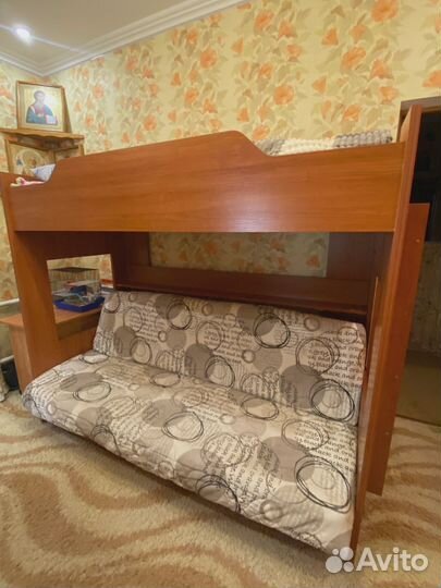 Продам двухярусную кровать с диваном б/у