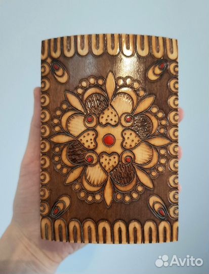 Шкатулка сувенирная деревянная резная