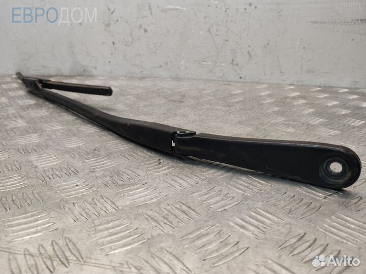 Щеткодержатель правый на BMW G30 s1136371