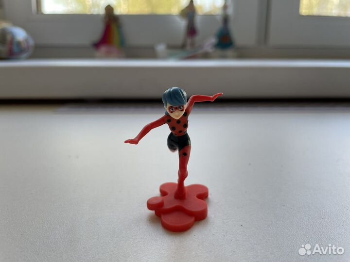 Игрушки киндер сюрприз Леди Баг и Супер Кот