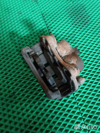 Суппорт передний левый Nissan Maxima A33