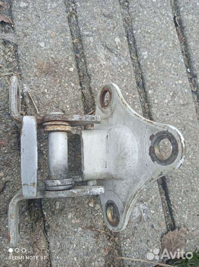 Петля двери на isuzu эльф