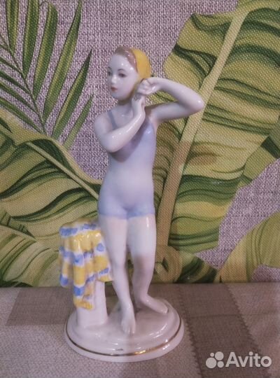 Статуэтка фарфор