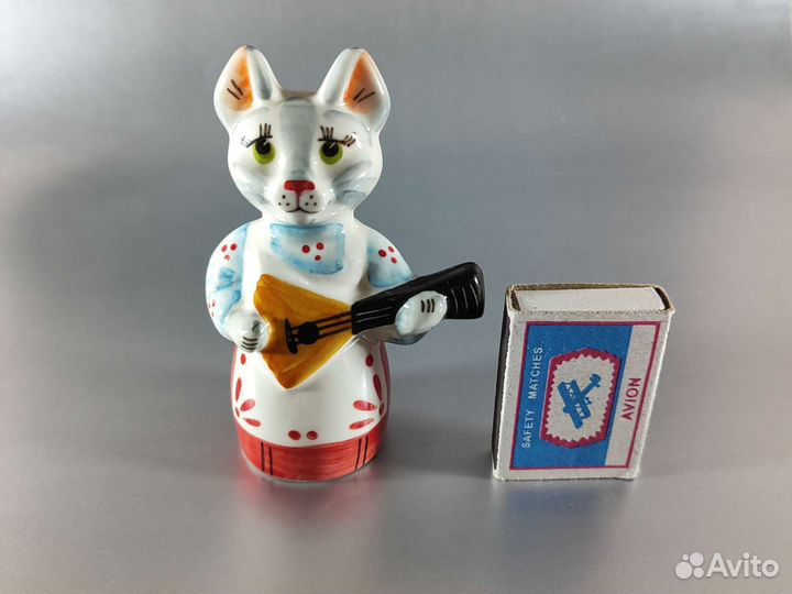 Две кошки фарфоровые статуэтки