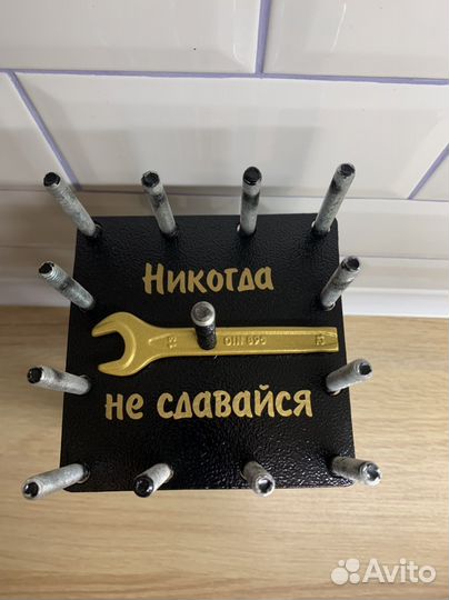 Оригинальный подарок «бутылка в клетке с гайками»