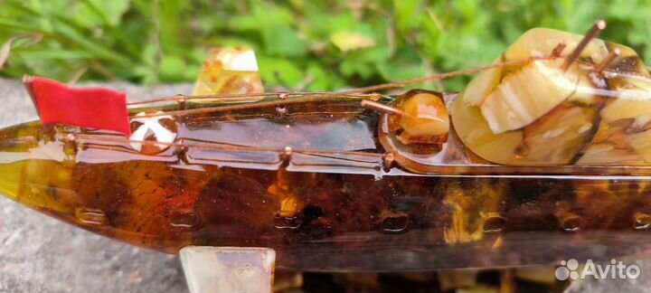 Подводная лодка из янтаря