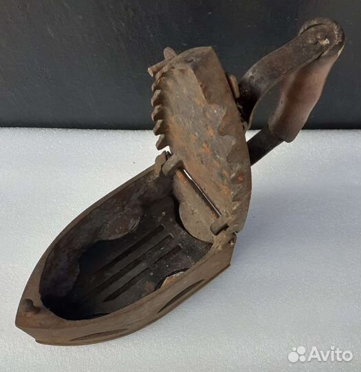 Старинный угольный утюг