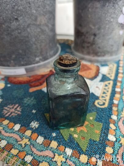 Вещи для интерьера (картина, тарелка, крынки)