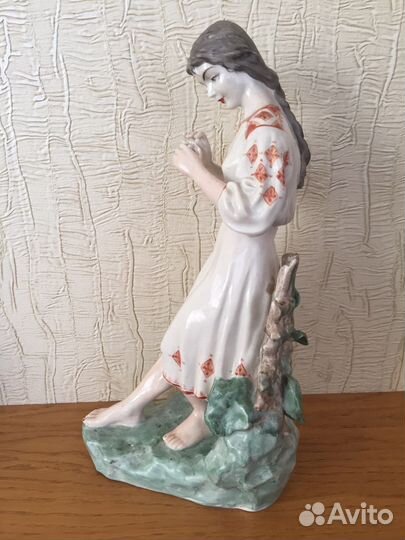Статуэтка фарфоровая 