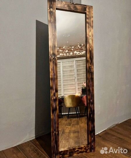 Зеркало в деревянной раме новое