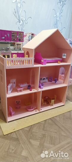 Большой кукольный домик с мебелью