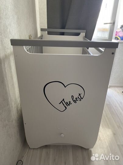 Детская кроватка с маятником