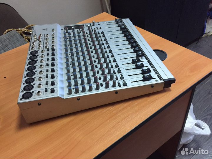 Микшерный пульт Behringer Eurorack MX 2004A