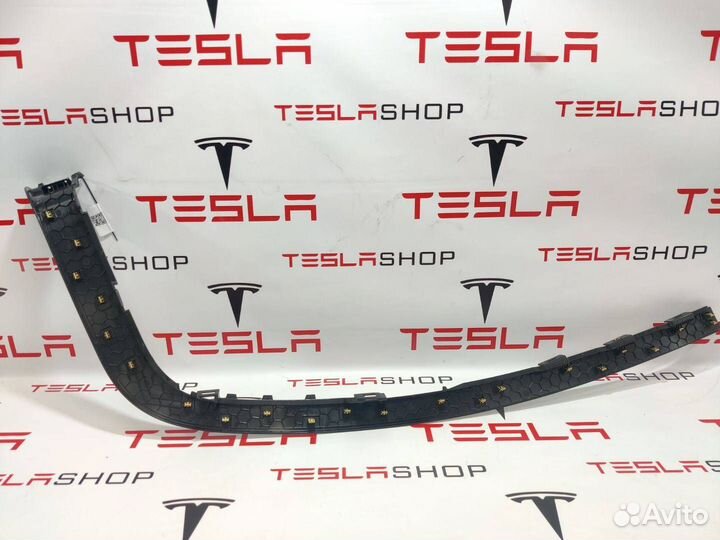 Накладка проема подъемной задней двери Tesla