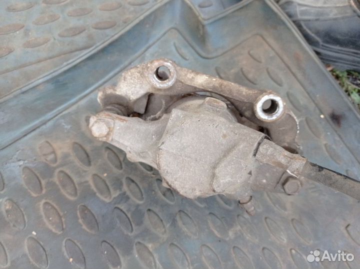 Правый передний суппорт audi 80 b3