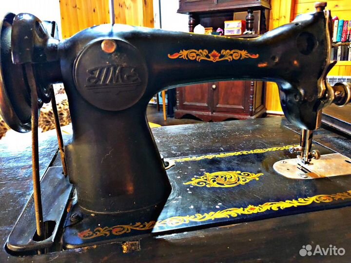 Швейная машинка с ножным приводом