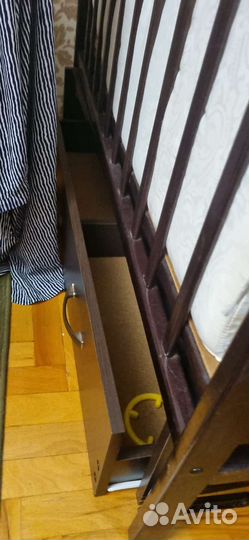 Детская кроватка с маятником и ящиком