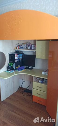 Детская кровать чердак со столом и шкафом