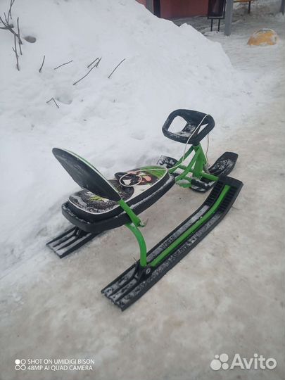 Детский снегокат со спинкой