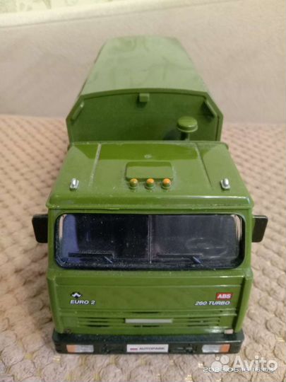 Модель грузовика машина военная