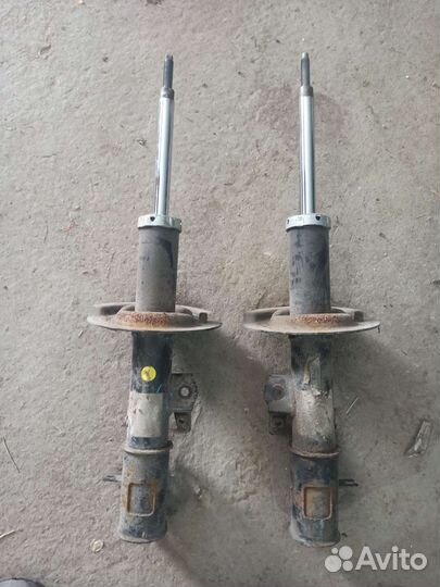 Стойки передние Kia venga бу