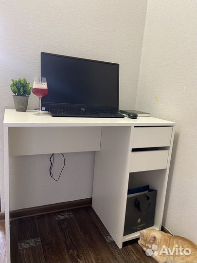 Компьютерный стол белый с ящиками