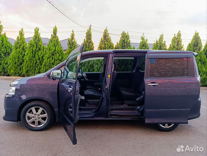 Toyota Voxy 2.0 CVT, 2009, 207 000 км