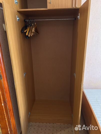 Шкаф 2 шт,тумба,стол кухонный