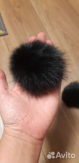Меховой воротник и 2 помпона натуральный мех