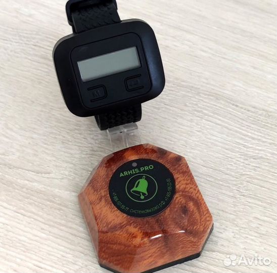 Кнопка вызова официанта Махагон и пейджер часы