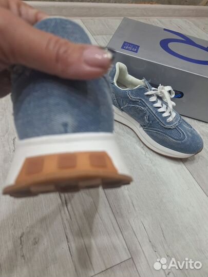 Кроссовки женские новые