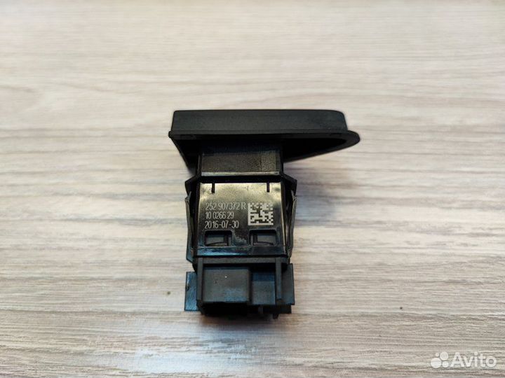 Кнопка аварийной сигнализации LADA X-Ray