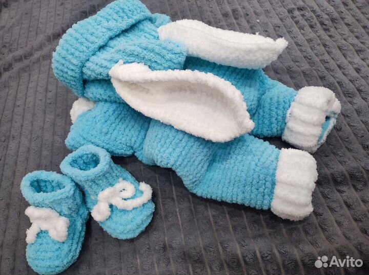 Вязаный комбинезон для новорожденного