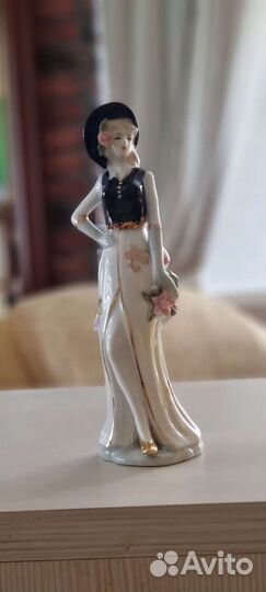 Фарфоровая статуэтка