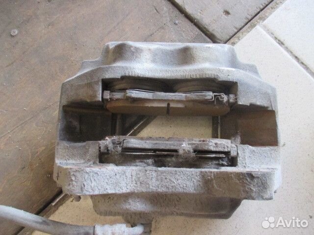 Суппорт передний левый Lexus LX 1998-2002